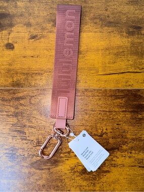 Lululemon Neverlost Keychain Rosewood/Rose Gold